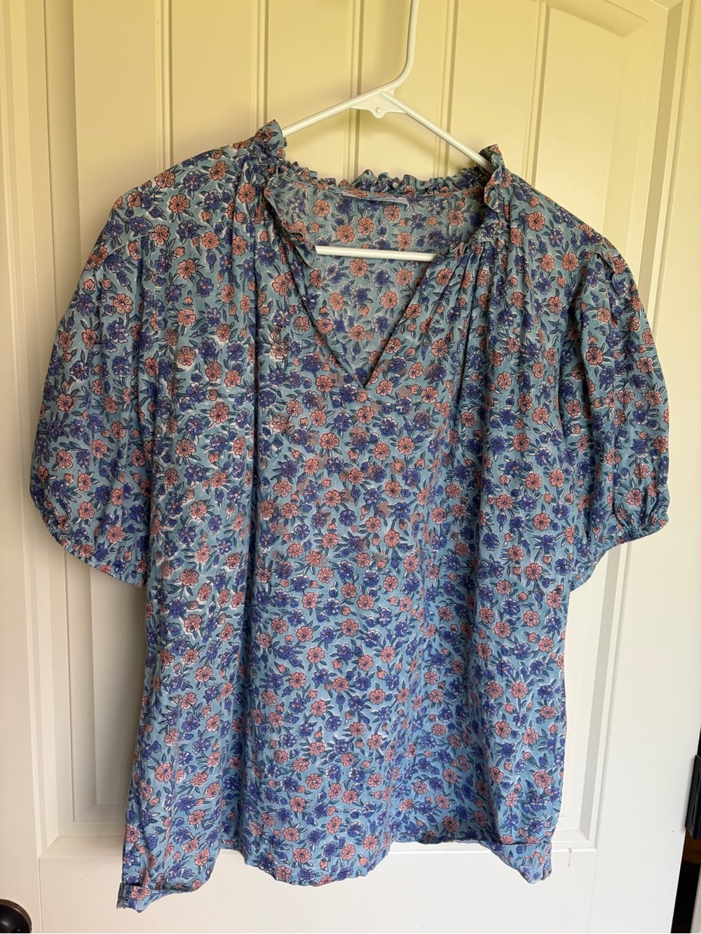 Le Bazar Costal Blue Floral Puff Sleeve V-Neck Top